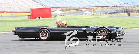 世界上最“扁”的汽車 躺著開！