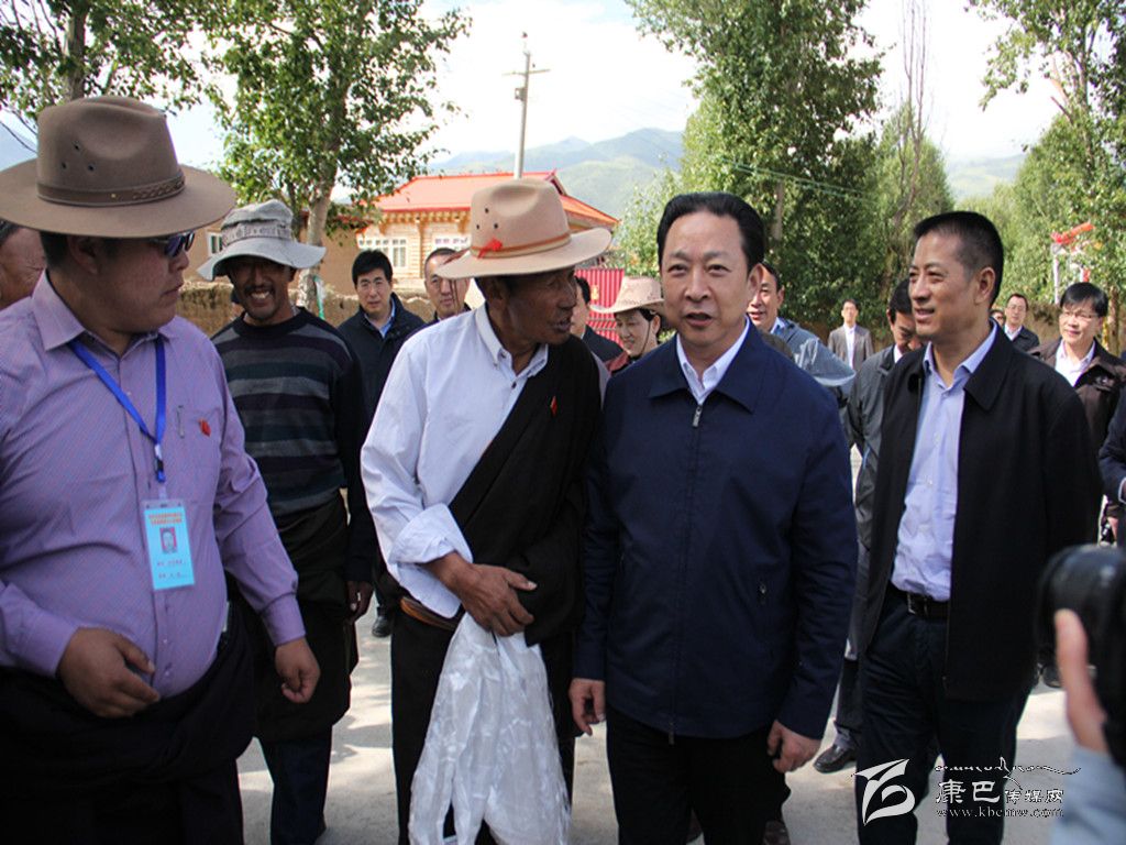 黃新初在甘孜縣調(diào)研指導(dǎo)扶貧開發(fā)工作、慰問對(duì)口支援我州的干部人才代表掠影