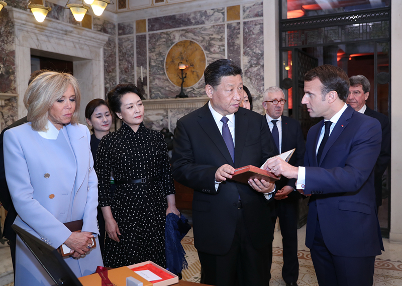 2019年3月24日，習(xí)近平在法國(guó)尼斯會(huì)見(jiàn)法國(guó)總統(tǒng)馬克龍。會(huì)見(jiàn)前，馬克龍向習(xí)近平贈(zèng)送1688年法國(guó)出版的首部《論語(yǔ)導(dǎo)讀》法文版原著。