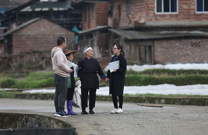 2022年3月24日，在廣西柳州市三江侗族自治縣良口鄉(xiāng)南寨村，紀(jì)檢監(jiān)察干部（右一、左一）在了解惠農(nóng)政策落實(shí)情況。
