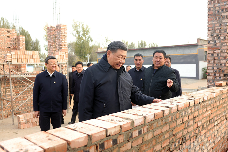 2023年11月10日，習(xí)近平總書記在河北保定涿州市刁窩鎮(zhèn)萬全莊村房屋重建施工現(xiàn)場(chǎng)考察。