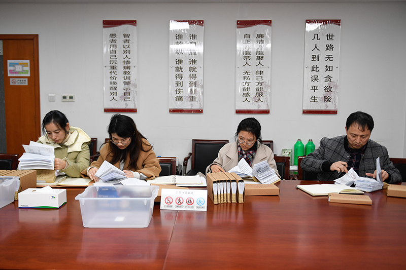 2020年1月8日，浙江寧波市北侖區(qū)紀(jì)委工作人員在檢查北侖區(qū)大數(shù)據(jù)發(fā)展管理中心2019年的公款消費(fèi)票據(jù)，查找是否存在違規(guī)問題。