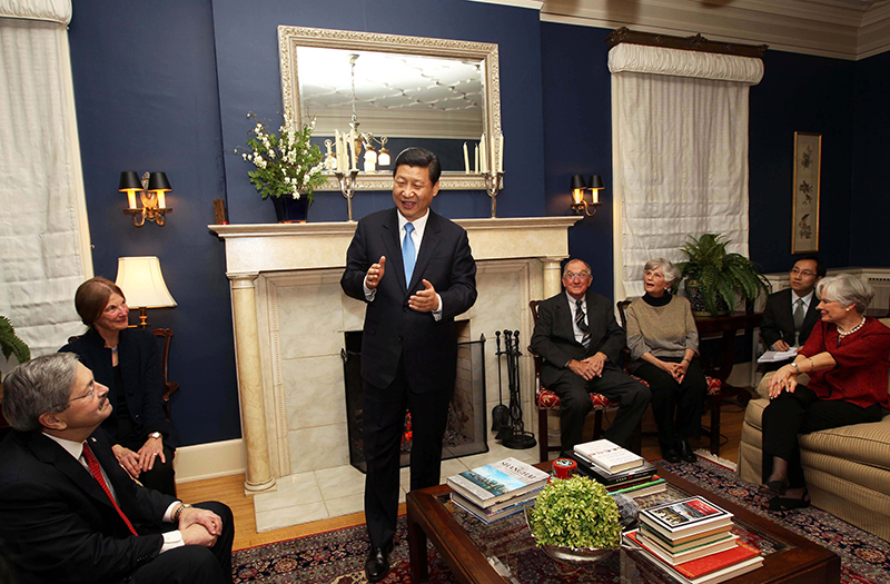 習(xí)近平2012年訪美時(shí)與老朋友敘舊場(chǎng)景。