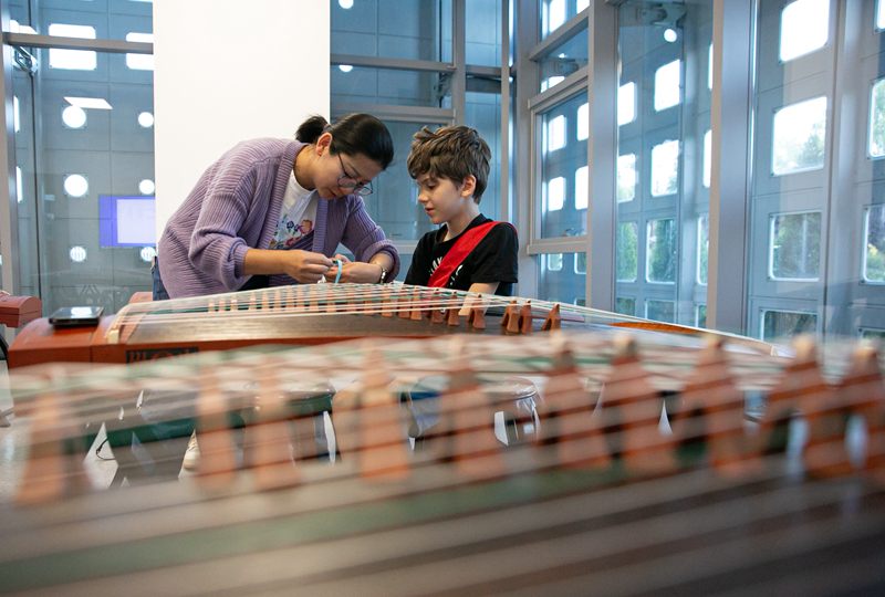 4月29日，在塞爾維亞貝爾格萊德中國(guó)文化中心，古箏指導(dǎo)老師王宣（左）在教學(xué)。新華社記者 李京 攝