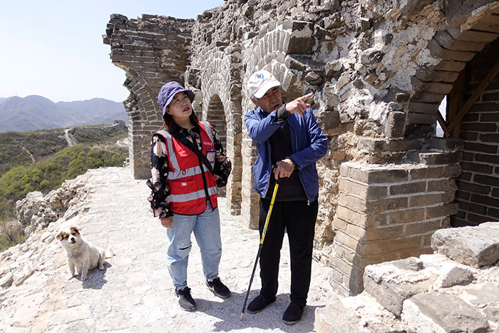 在明長城遺址上，梅景田給外甥女劉紅巖講述長城故事。