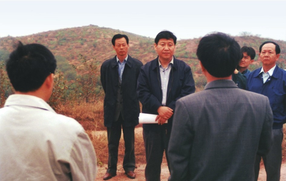 1999年11月，習(xí)近平在龍巖市長(zhǎng)汀縣河田水土流失治理區(qū)調(diào)研。圖源：《習(xí)近平在福建（下）》