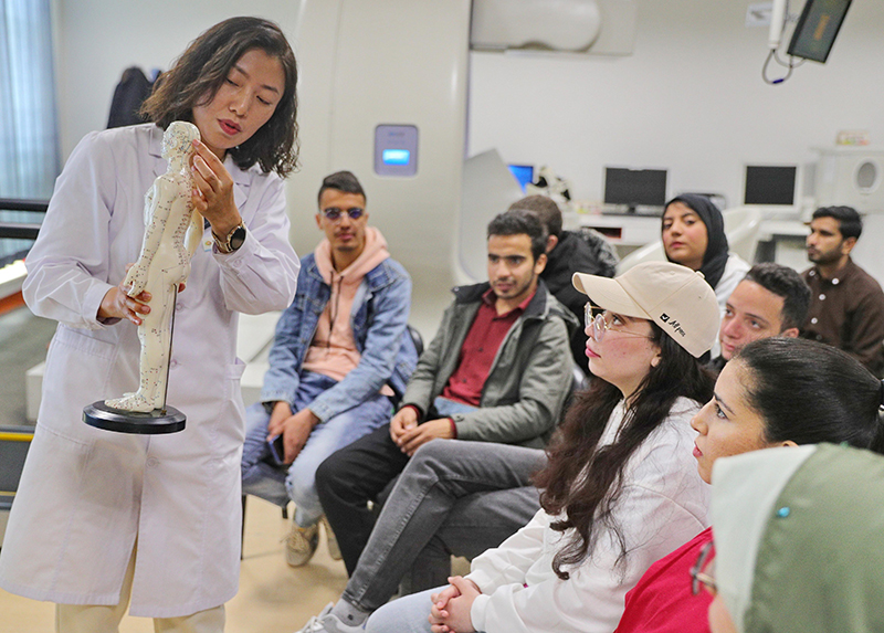 2023年4月19日，河北省秦皇島市中醫(yī)醫(yī)院醫(yī)務工作者為燕山大學外國留學生講解中醫(yī)經絡知識。