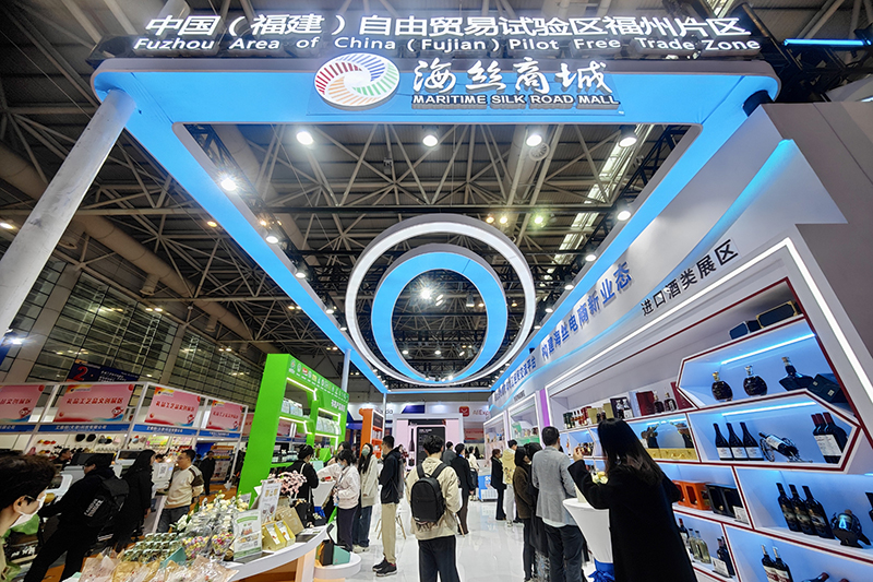 2024年3月18日，第四屆中國(guó)跨境電商交易會(huì)在福建福州開幕。展會(huì)聚焦“鏈接跨境全流域 共建電商新生態(tài)”，集聚全國(guó)80余個(gè)外貿(mào)產(chǎn)業(yè)帶的上千家供應(yīng)鏈企業(yè)。