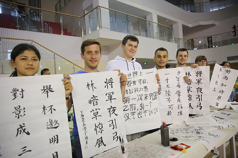 2017年6月5日，來自青島大學(xué)和中國(guó)石油大學(xué)（華東）的外國(guó)留學(xué)生在展示剛剛現(xiàn)場(chǎng)完成的書法作品。