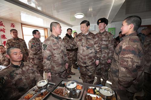 2014年1月26日中午，習近平來到連隊食堂，同戰(zhàn)士們一起用餐。新華社記者 李剛 攝
