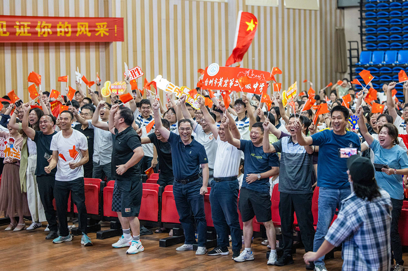 北京時間7月27日，2024年巴黎奧運會首個比賽日，在射擊10米氣步槍混合團體比賽中，中國選手黃雨婷/盛李豪獲得金牌。圖為黃雨婷的母校師生們通過收看奧運直播的方式為她加油助威。