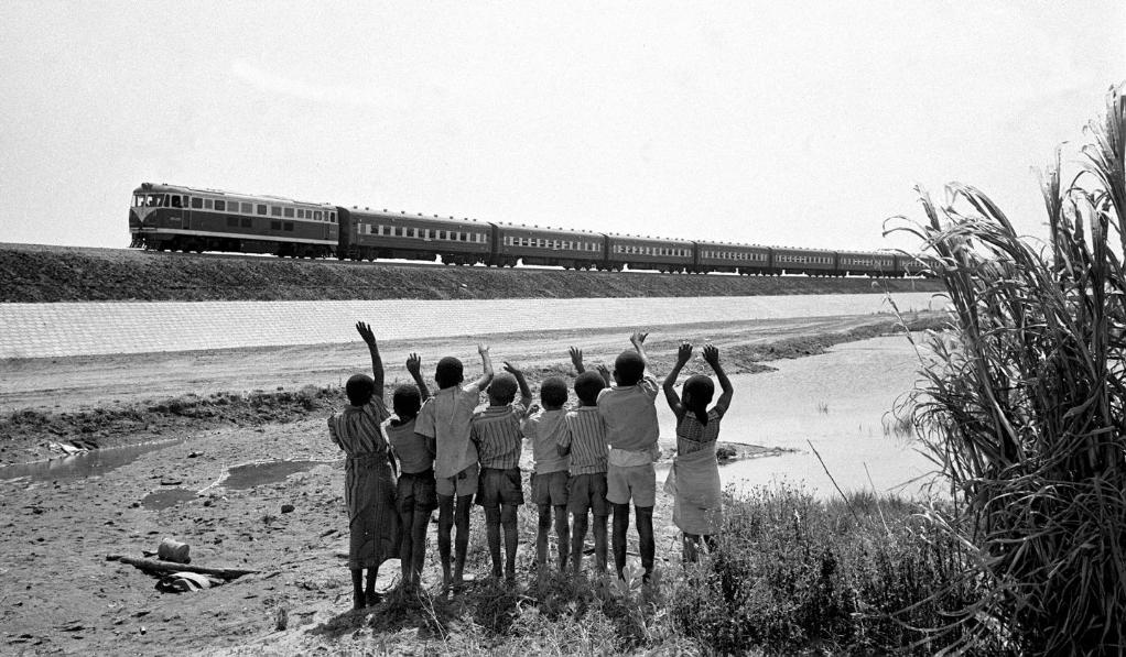 贊比亞魯西瓦西湖畔的少年兒童歡迎坦贊鐵路的列車通到他們的家鄉(xiāng)（1976年攝）。